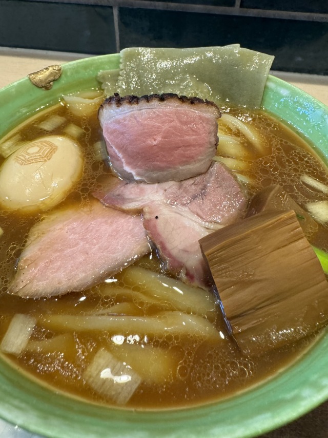 うどんに近い太い平打ち麺を自家製麺で作ってる店