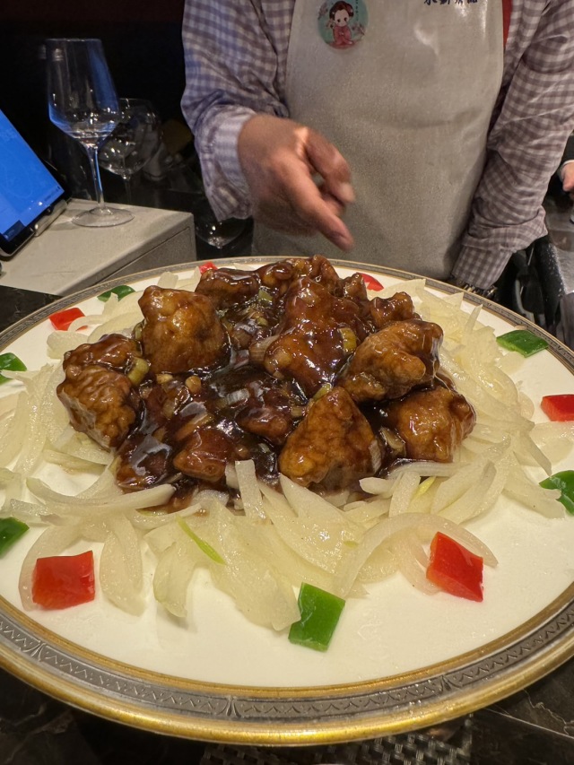 隣の老舗町中華の料理でワインを飲む店