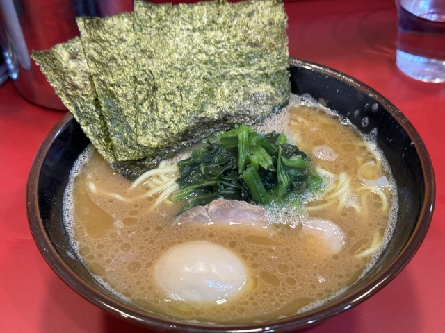 新橋駅近くで昼から深夜まで営業している人気家系ラーメン