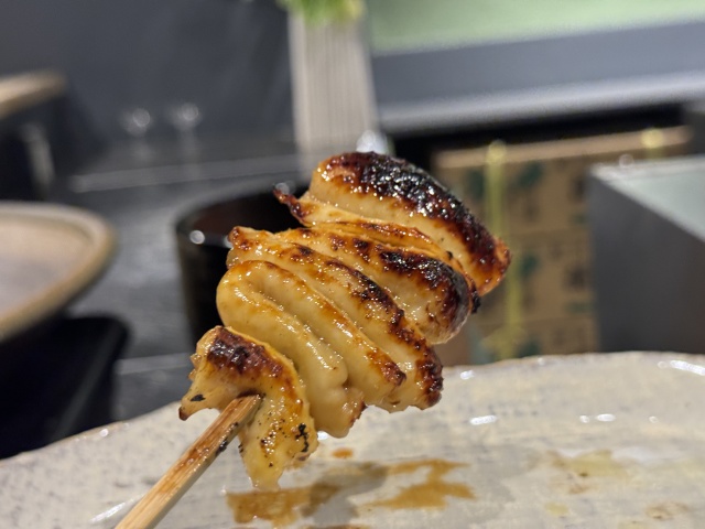 電気と炭のハイブリッドで焼き上げる焼き鳥