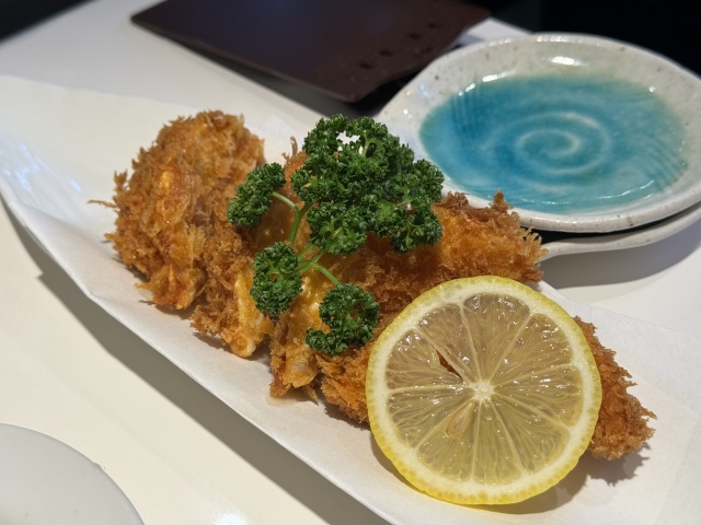 揚げたてのサクサクした衣が特徴のフライ餃子
