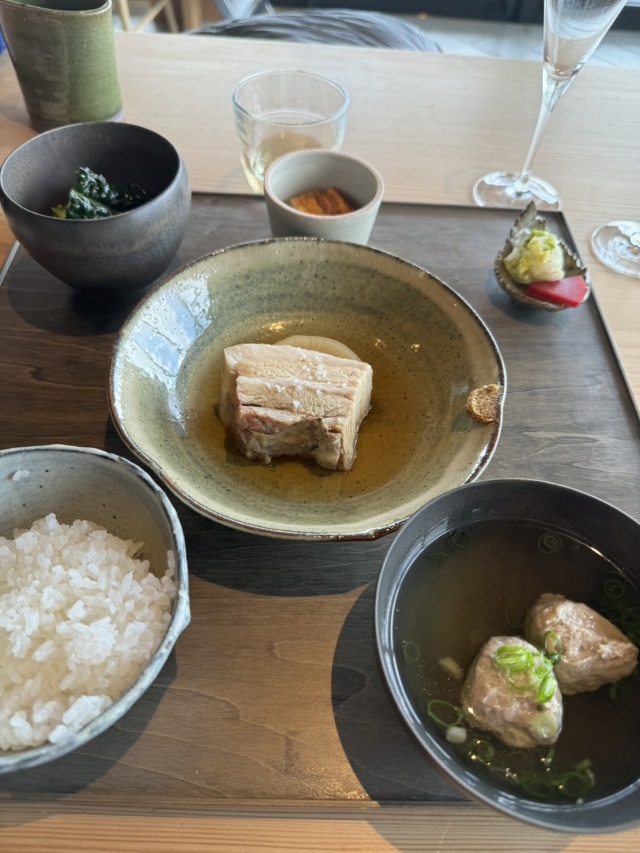 黒龍の日本酒と共に、福井の食材を使った料理を楽しめるレストラン