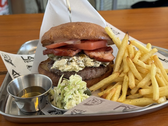 カリッとした食感のバンズが特徴的なハンバーガー