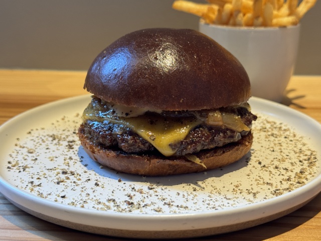 一口目から肉の旨みを感じることができるハンバーガー