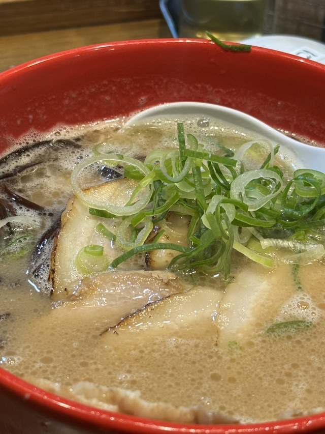 圧力鍋で骨の髄まで煮出した豚骨が名物のラーメン店