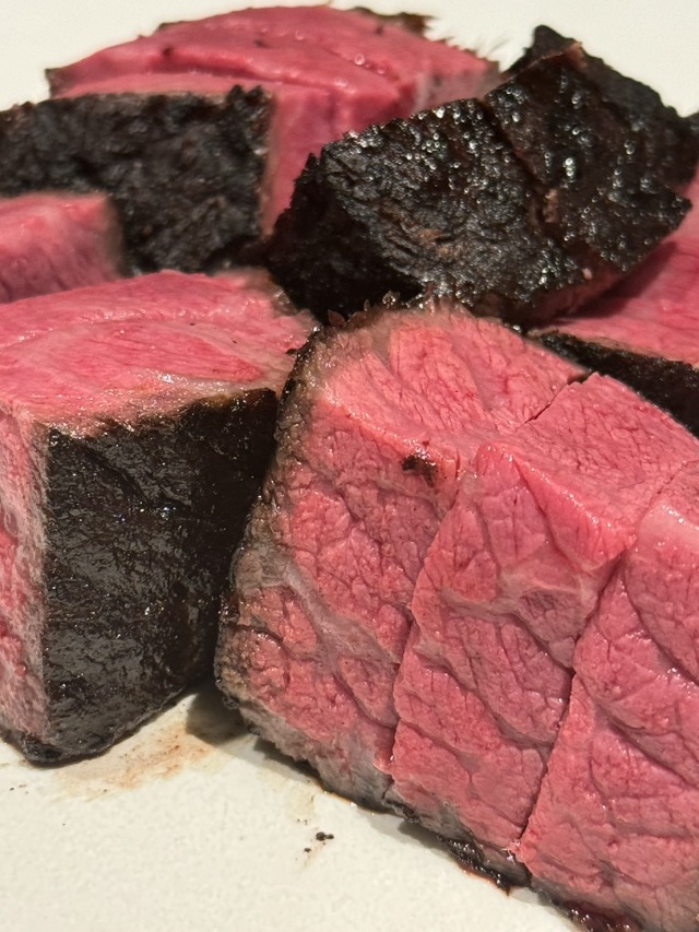 開放的な空間で味わえる薪焼きレストラン