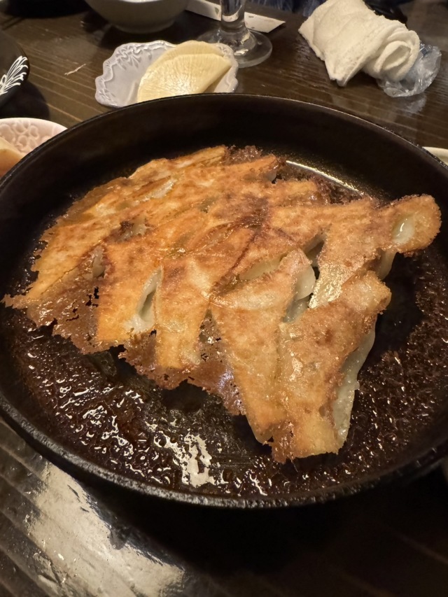 カリカリに焼かれた鉄鍋餃子が美味しい