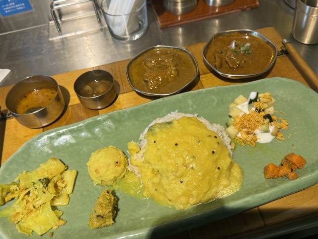 三田で見つけた南インドカレーの新境地！混ぜるほどに広がる重層的な味わい
