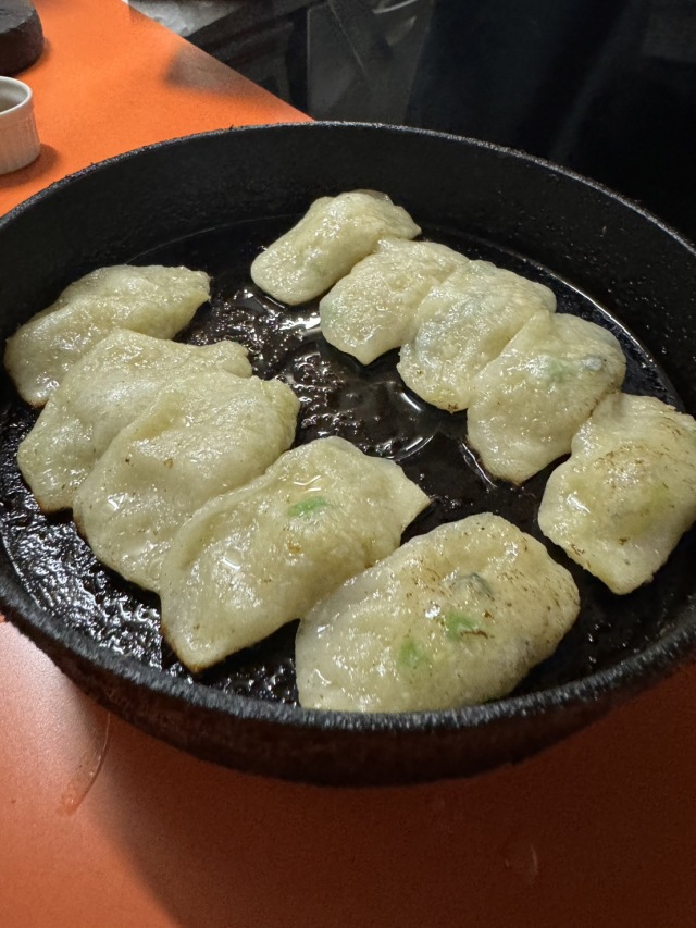 久留米市の行列ができる鉄鍋餃子屋