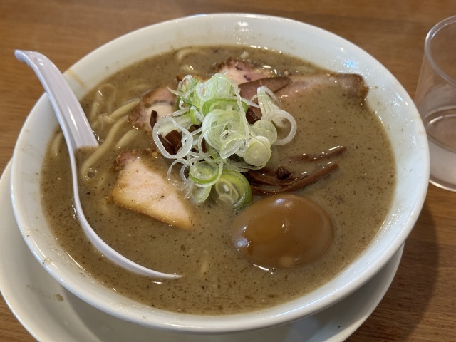 濃厚な煮干し中華そばの中毒性がすごい！