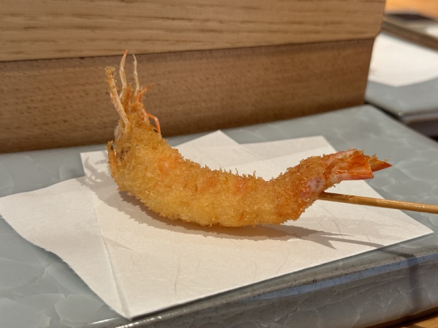 旬の食材を使用したシンプルな串揚げが魅力、素材の味を活かす絶妙な調理
