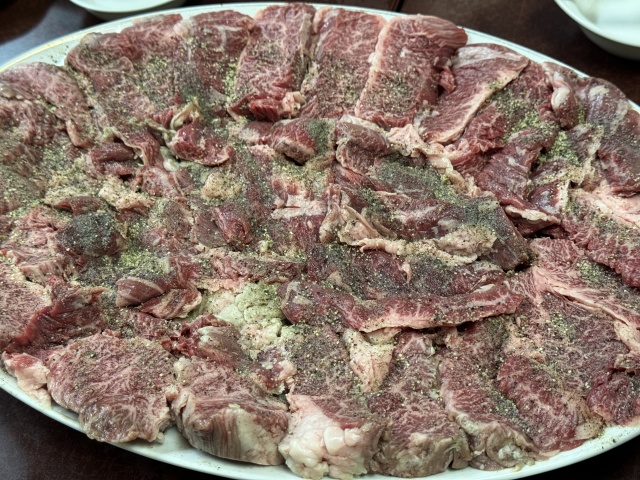駅から徒歩20分超の住宅街に潜む、一見お断りの超人気焼肉店