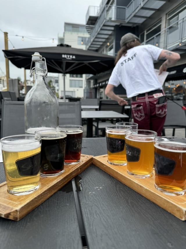 アイスランド、レイキャビクの港沿いにあるクラフトビール醸造所併設のレストラン