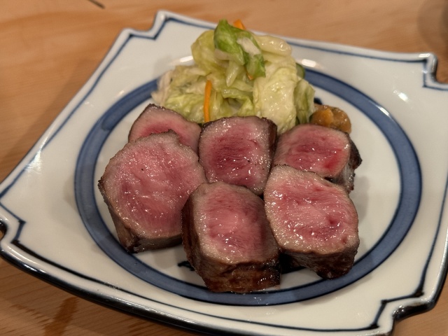 絶品牛タンとクリスピー餃子の対照的な看板メニューが魅力