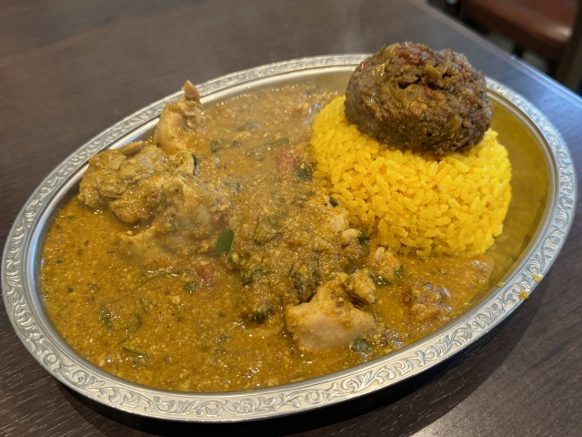 本格スパイスの誘惑！那覇で話題の人気カレー店