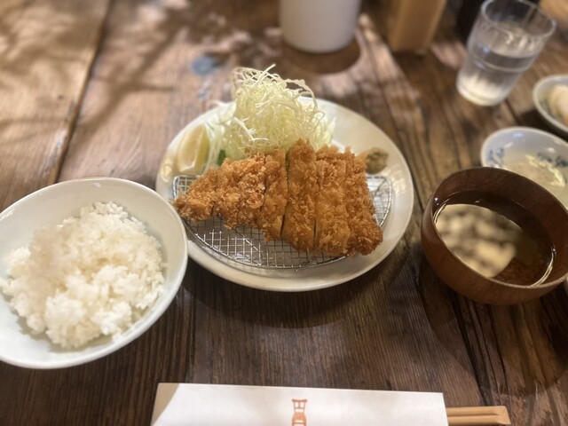 サクッと音を立てる衣は軽やかで豚肉の旨味を引き立てる