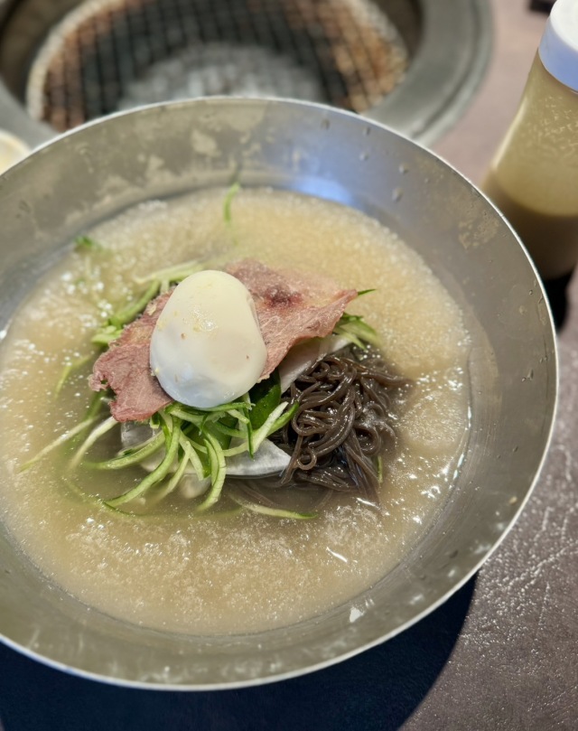 黒い冷麺もウリなハワイアン焼肉