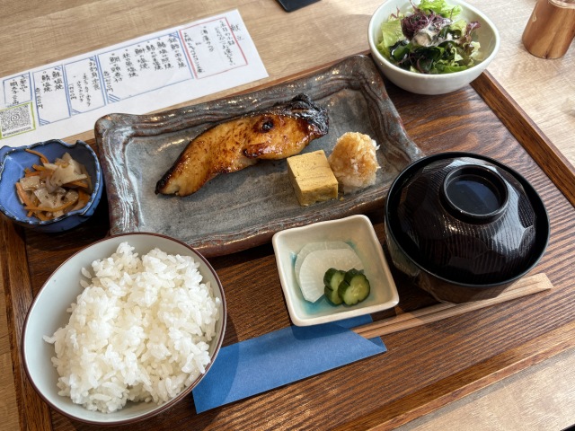 色々な魚の定食を気軽に味わえる