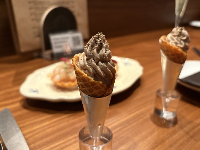 名物のレバームースを筆頭に豊富メニューとライブキッチンが魅力