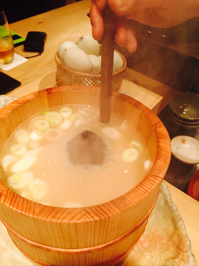 朝方まで深夜営業している西麻布交差点付近では新顔のラーメン店
