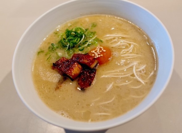 ひとくちスープを飲むと口の中に溢れるうなぎの味！