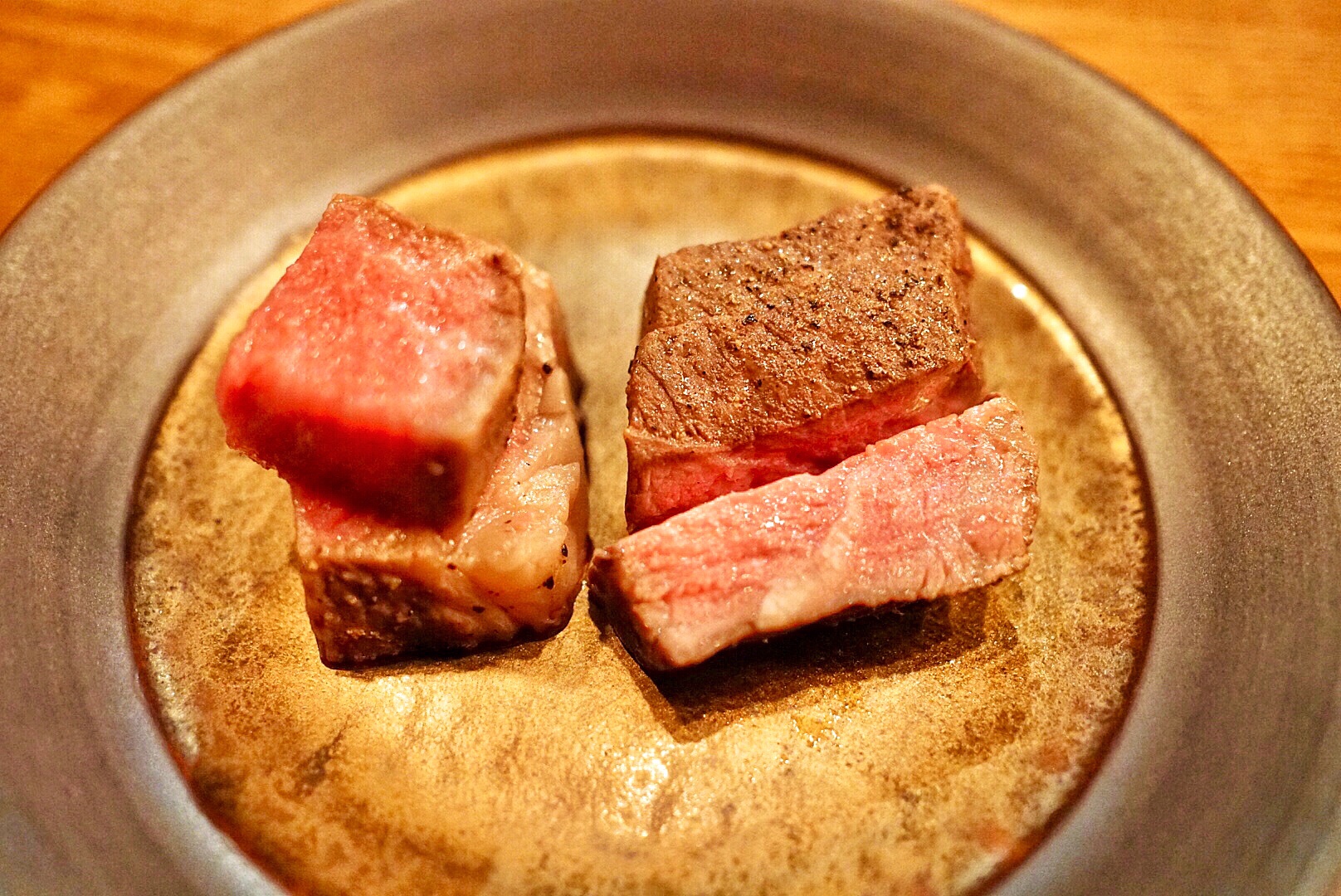 完全会員制焼かない焼肉店【●●●】で味わう低温調理の肉と極上の日本酒