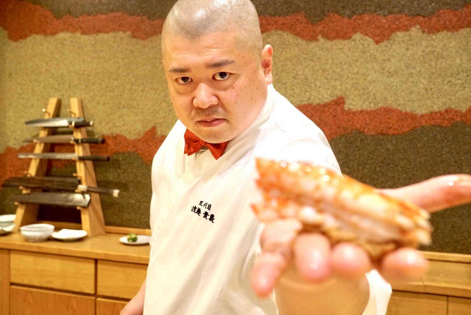 圧倒的なパフォーマンス力と極上のネタ、新時代の寿司屋『●●●』