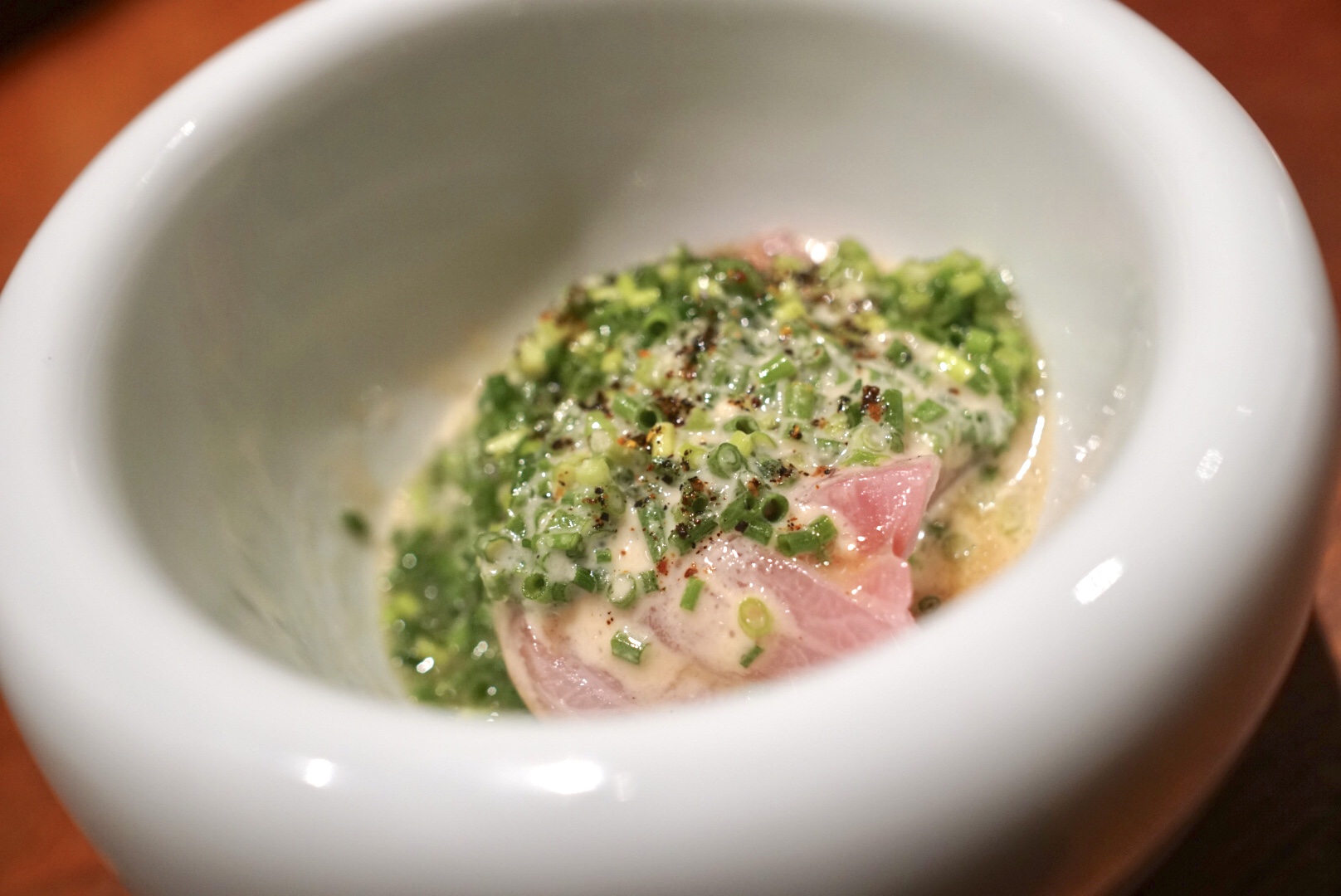 謎に包まれた予約の取れないレストラン「●●●」で、高級食材を操るシェフの才能に脱帽！
