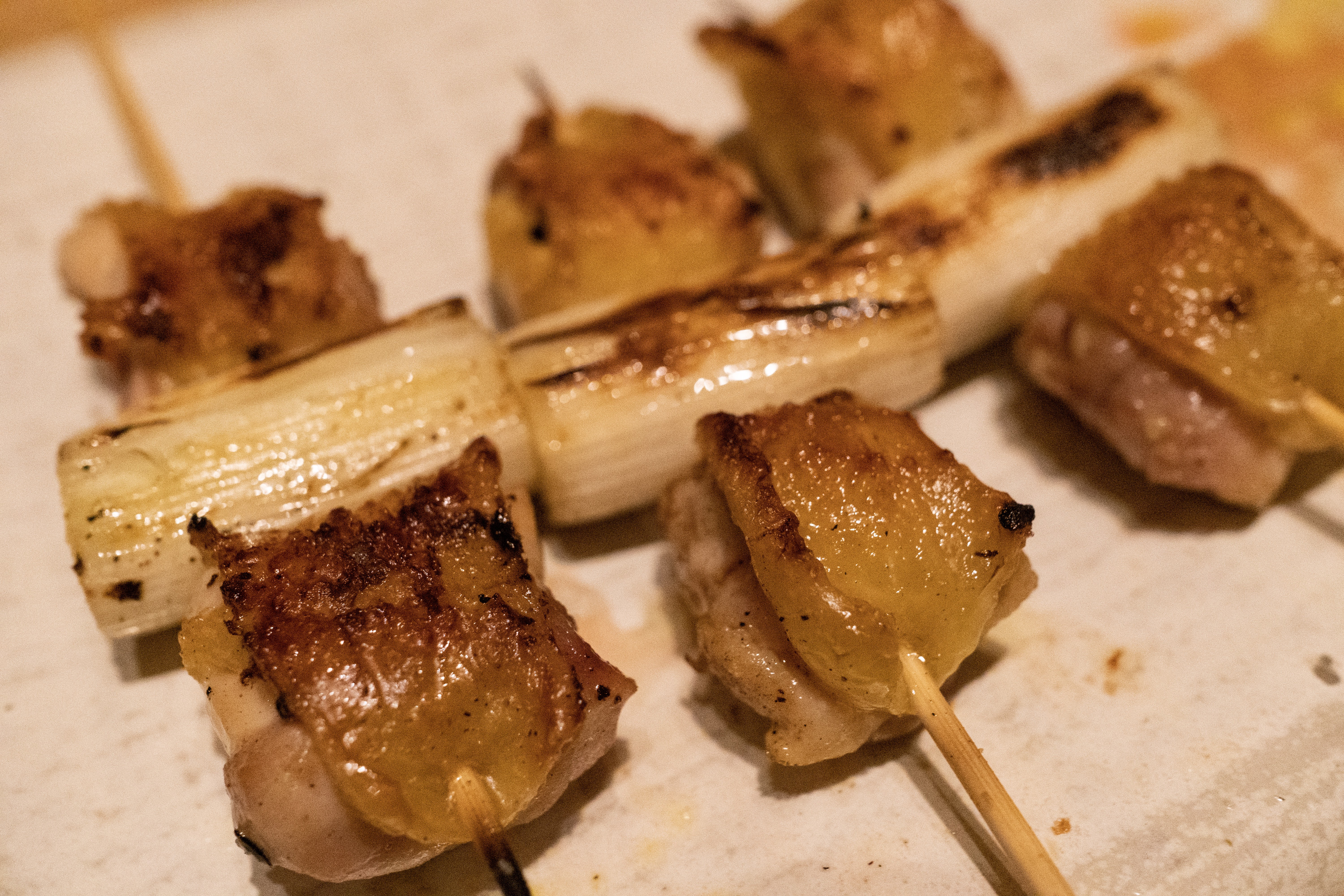 火入れが絶妙なしっとりレバーに唸ること間違いなし！人気焼き鳥店「●●●」
