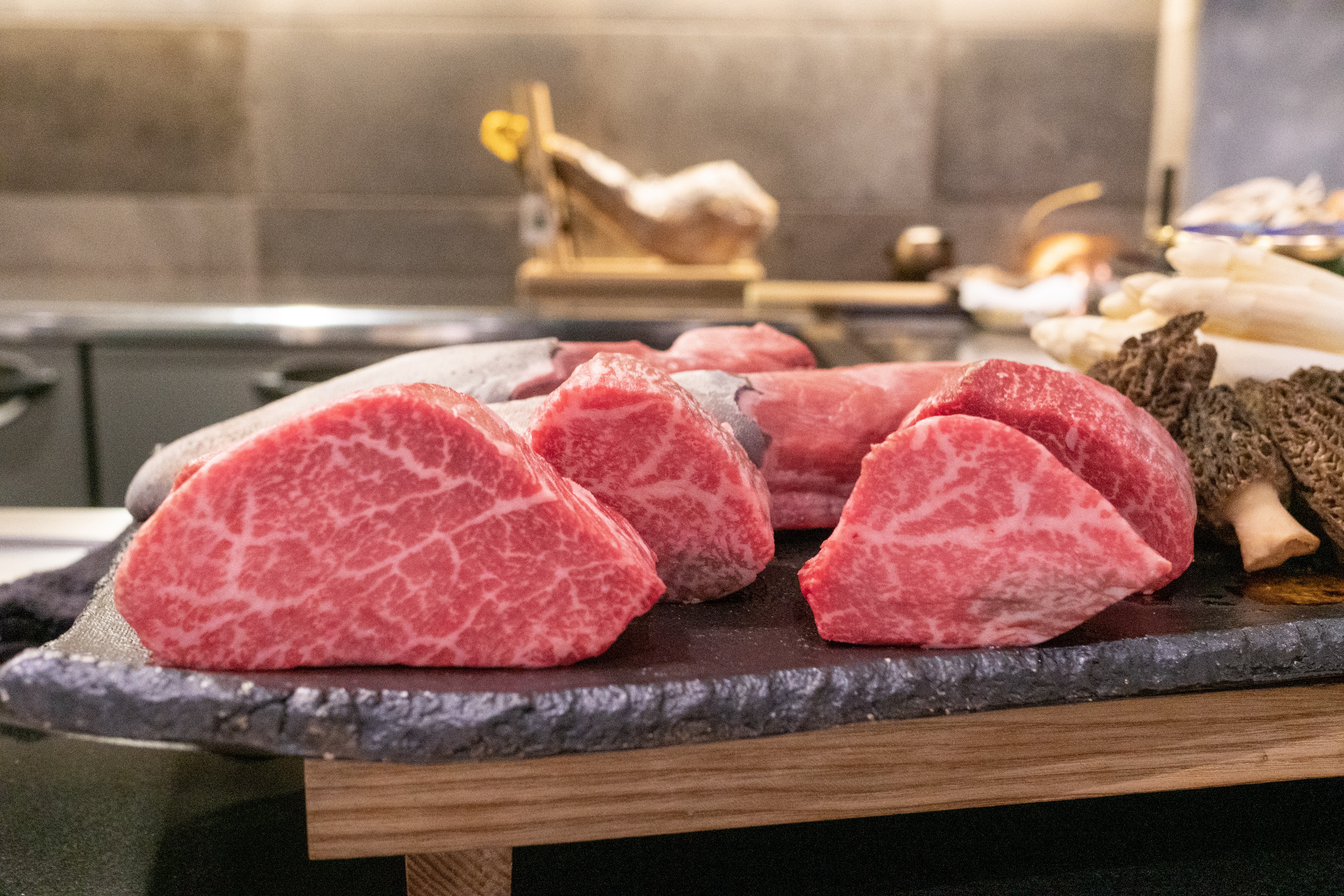 極上の味を堪能できるのは会員33名のみ！秘密の会員制レストラン・鉄板焼き『●●●』に潜入！