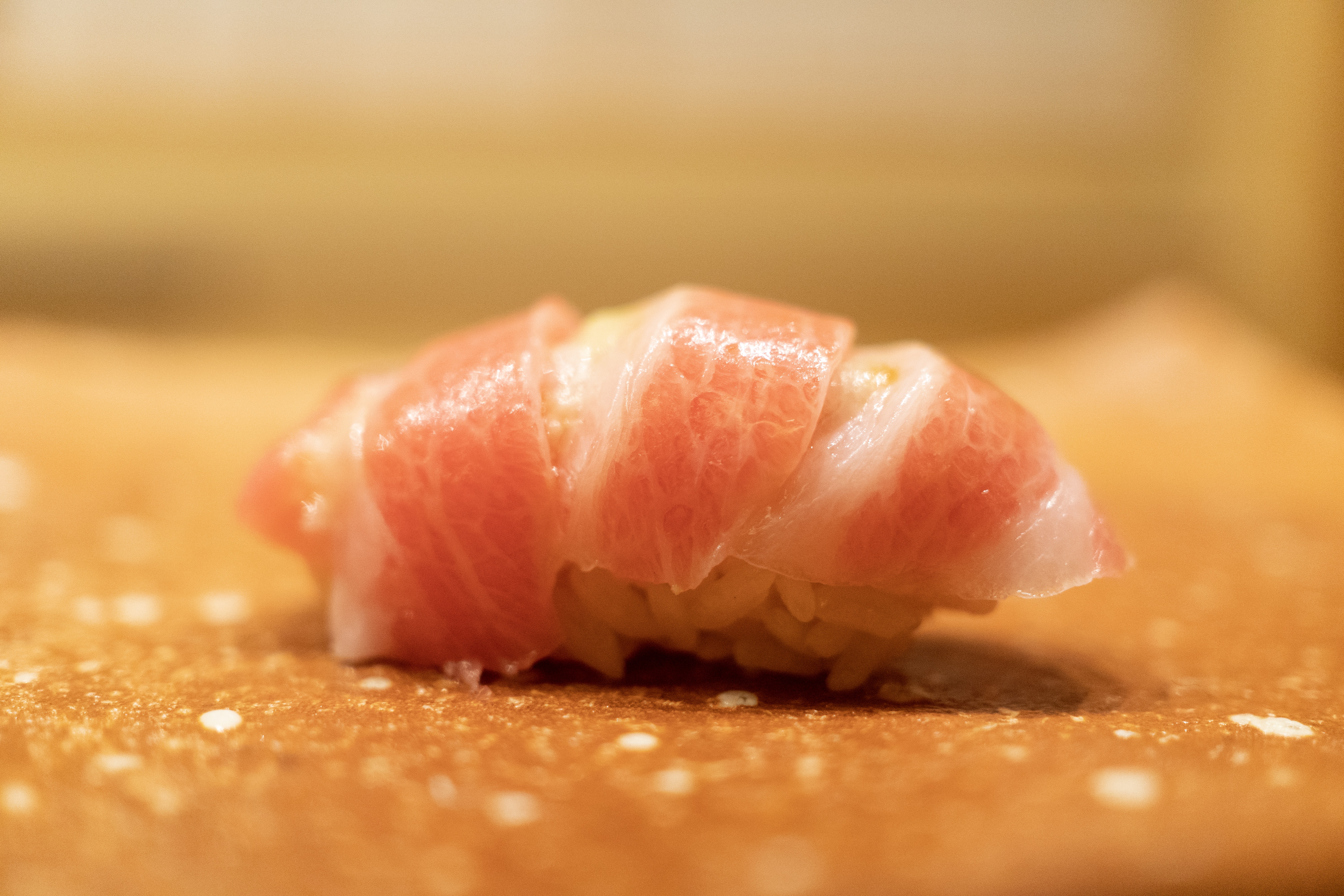 マグロの仕入れにはこだわりあり！大阪『●●●』で店主の伝統と革新の手仕事に酔いしれる。