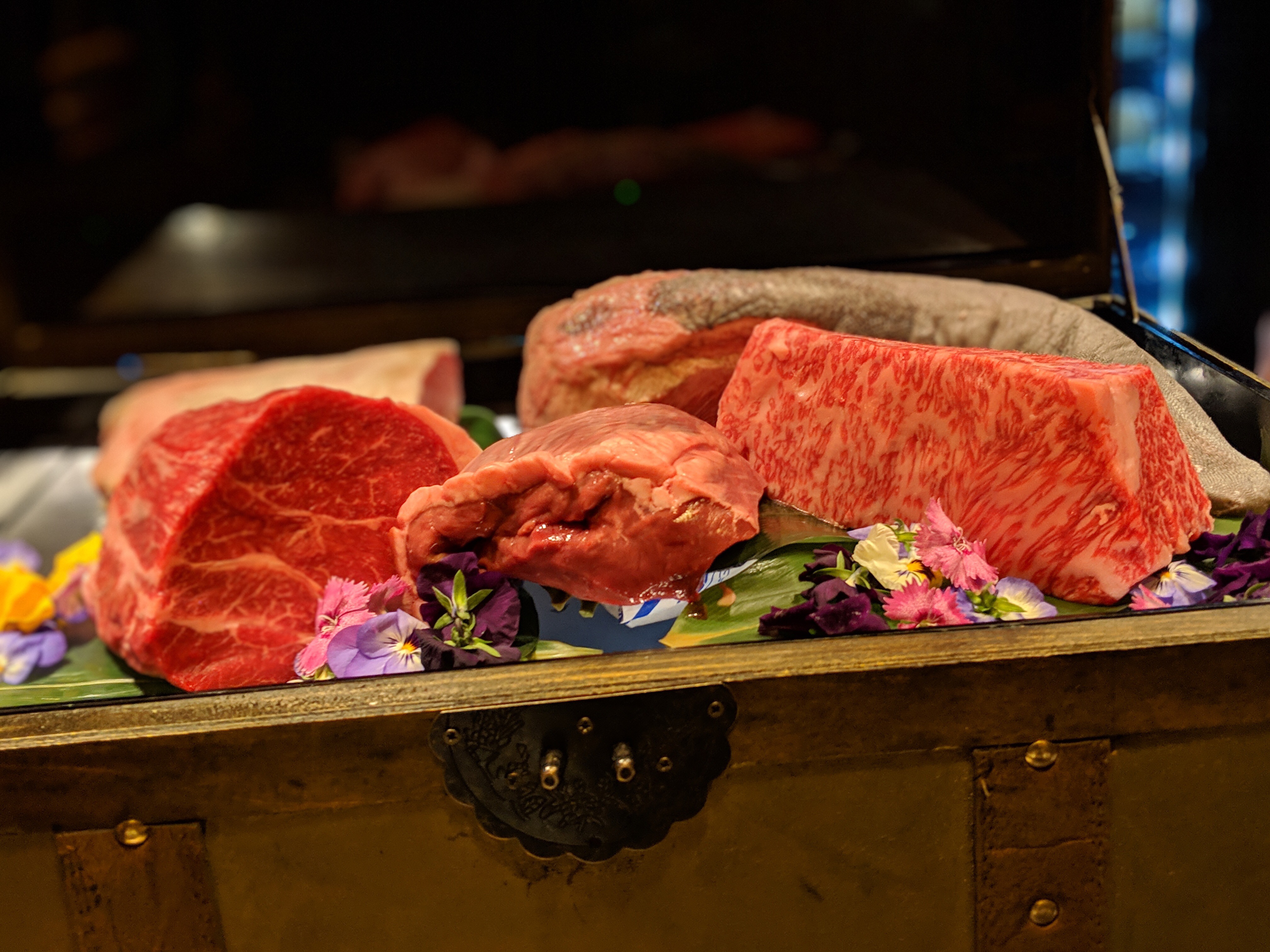 西麻布『●●●』は必訪！選りすぐりの肉を究極の焼肉で味わう！