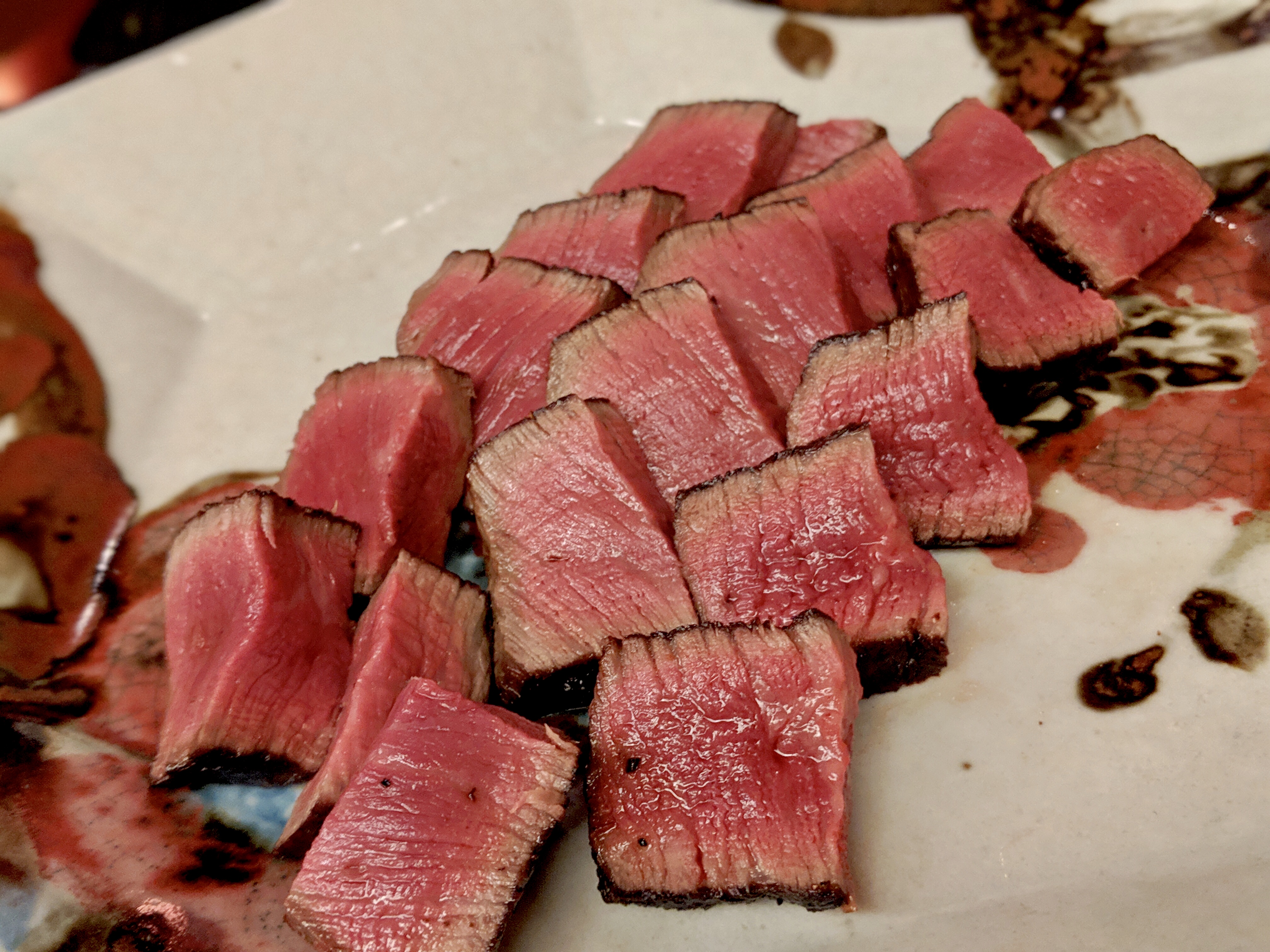 祇園の裏路地に佇む肉割烹の名店『●●●』で最高級和牛を味わう
