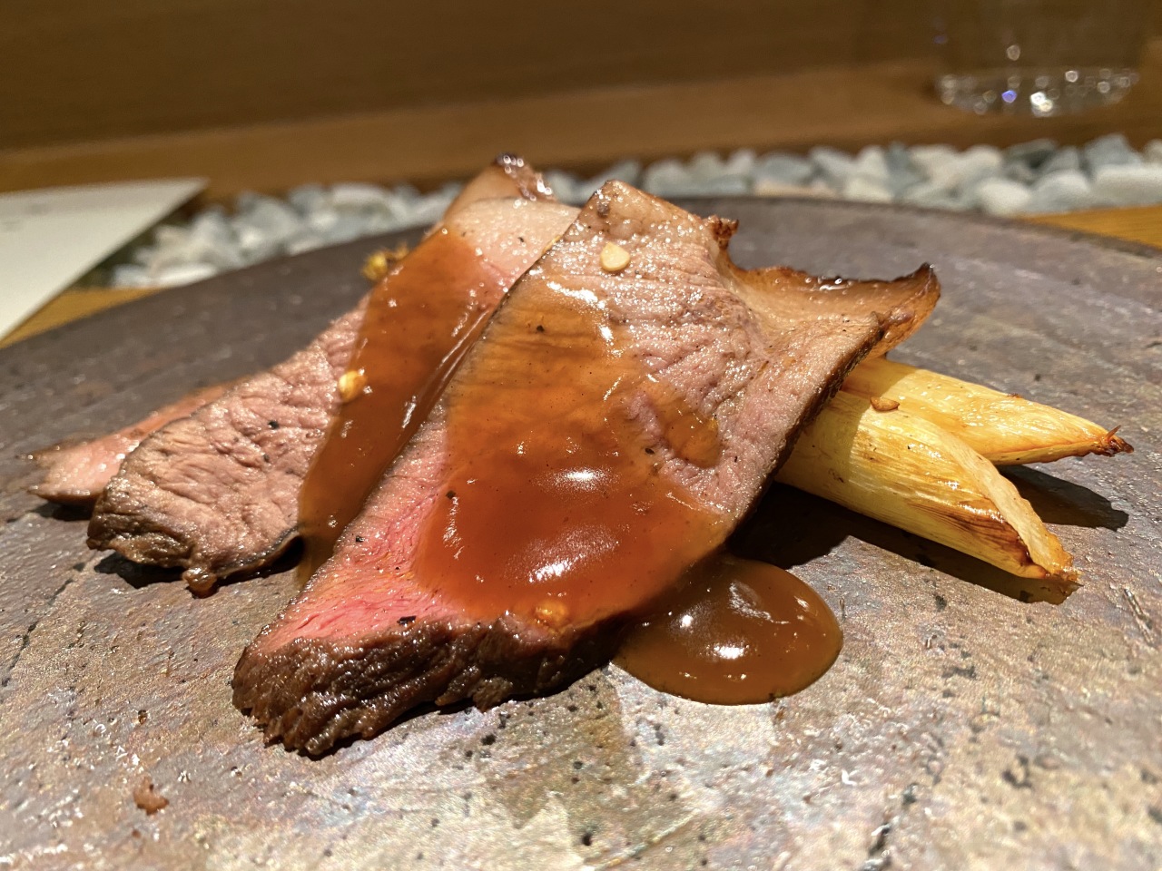 【港区グルメ】創造性を増し、大きく力をつけた六本木のニューフェイス【●●●】