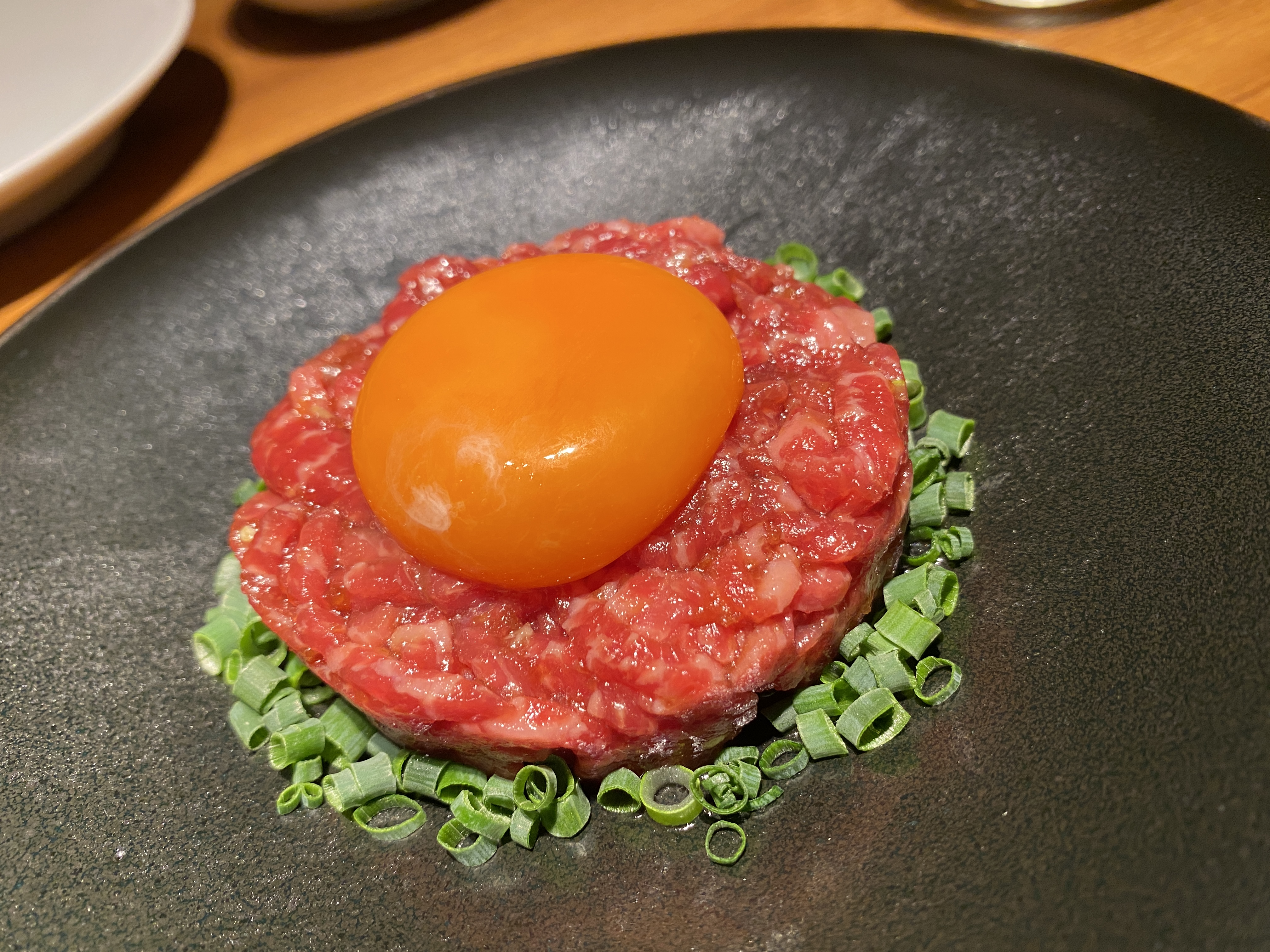 【港区グルメ】日本が誇る食材「黒毛和牛」！口の中でとろけて一瞬で幸せが広がる！【●●●】