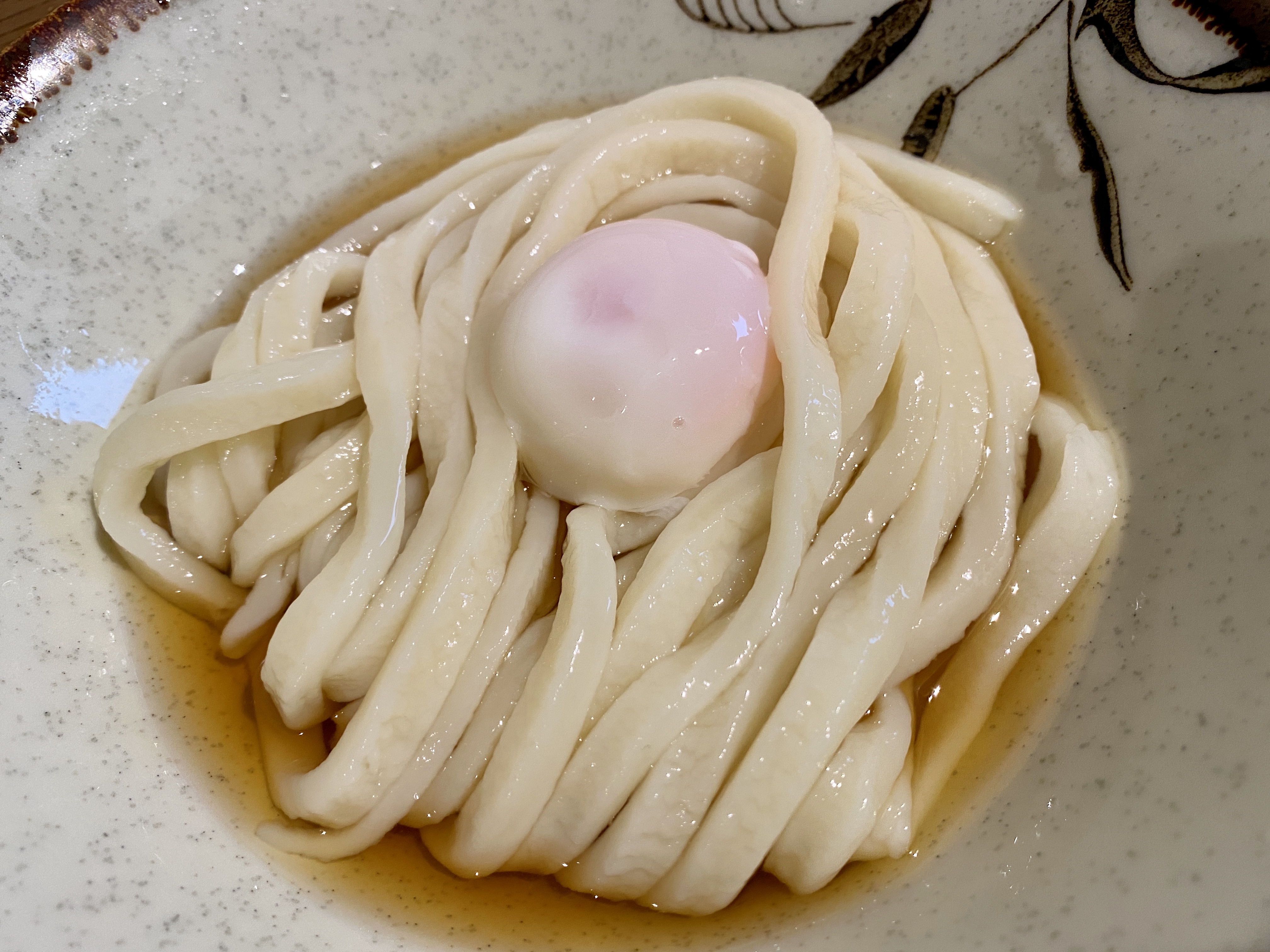 【大阪グルメ】豊富なトッピングと優しい出汁が印象的な早朝うどん【●●●】