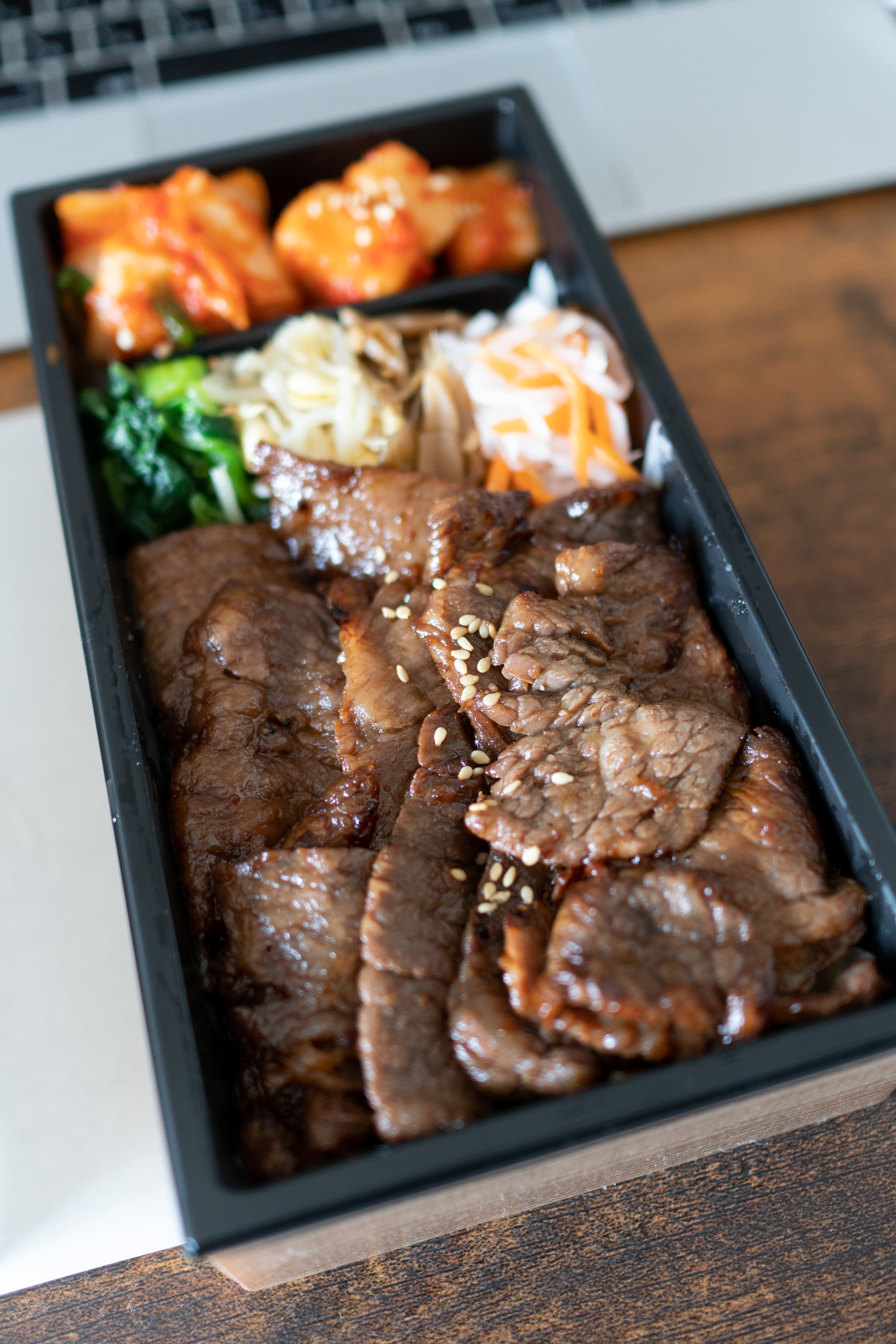 【白金グルメ】あの人気焼肉店の味を自宅でもしっかり味わうことができる絶品焼肉弁当【●●●】