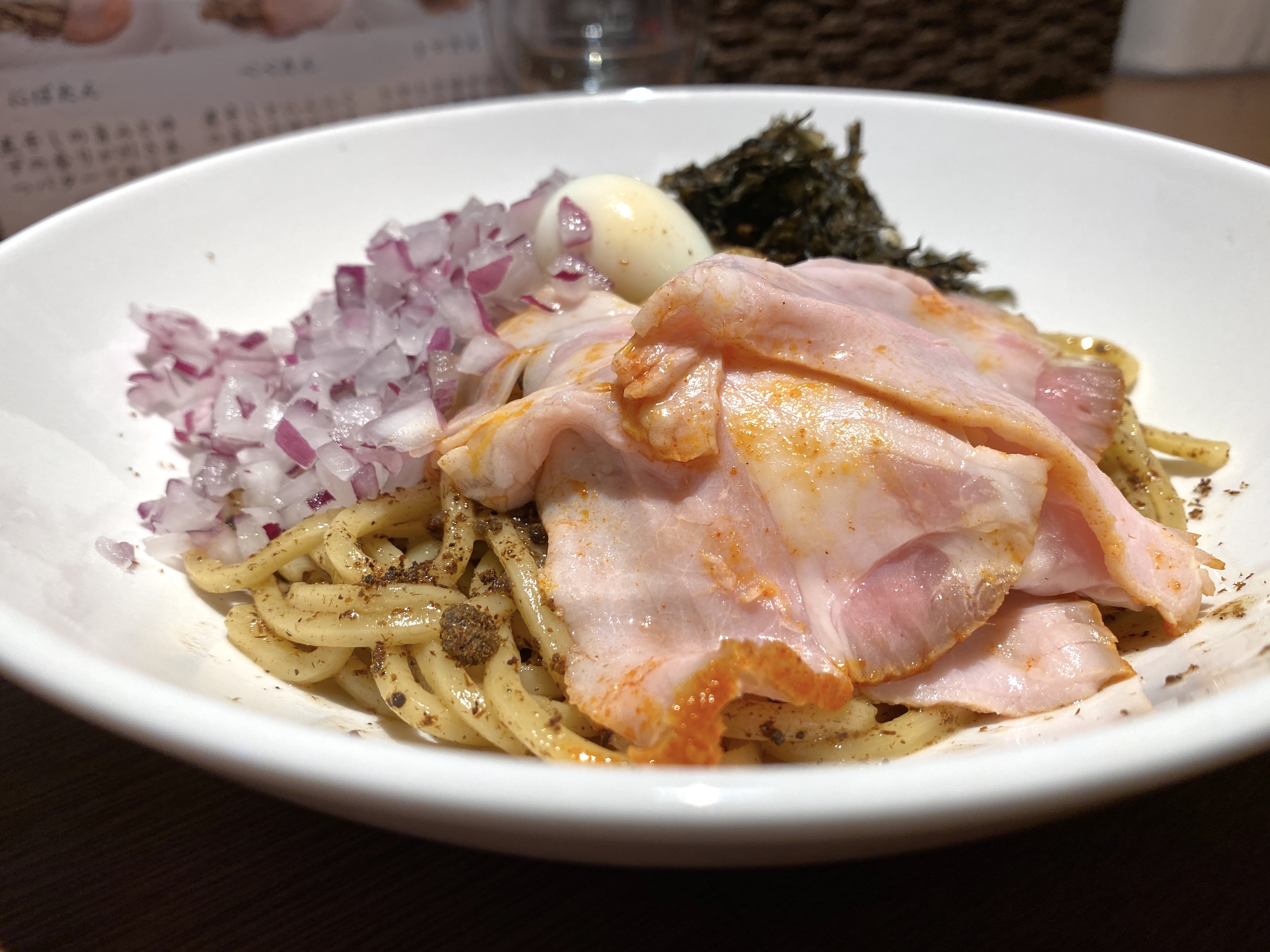 【港区グルメ】煮干し×バター×モチモチなパスタを食べられる横丁はまさにここだけ！【●●●】