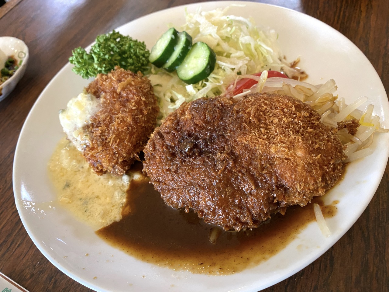 雑居ビルのレトロ洋食店、●●●