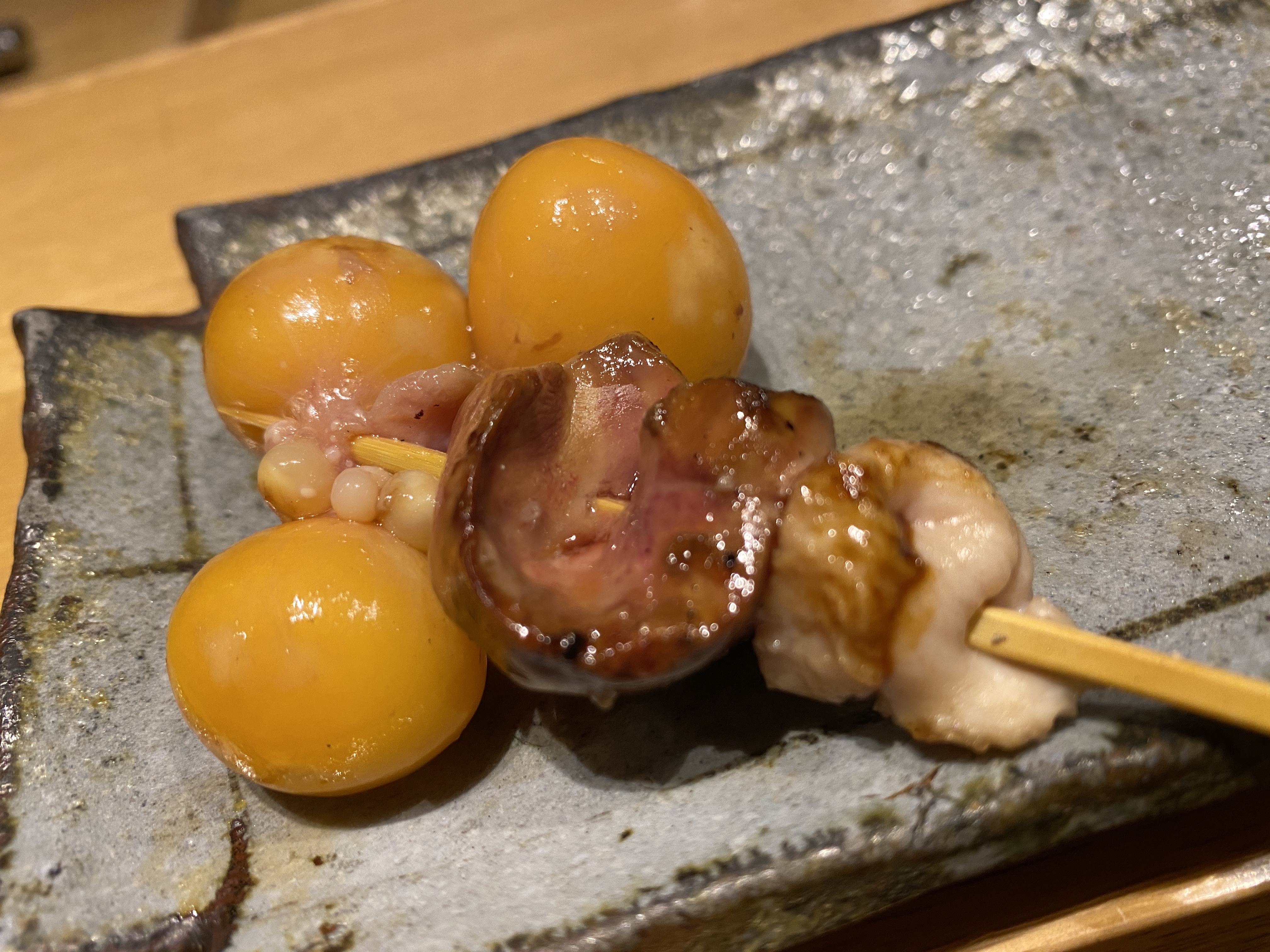 【兵庫グルメ】関西を代表する絶妙な火入れの串と、秀逸な〆を味わえる焼き鳥店【●●●】