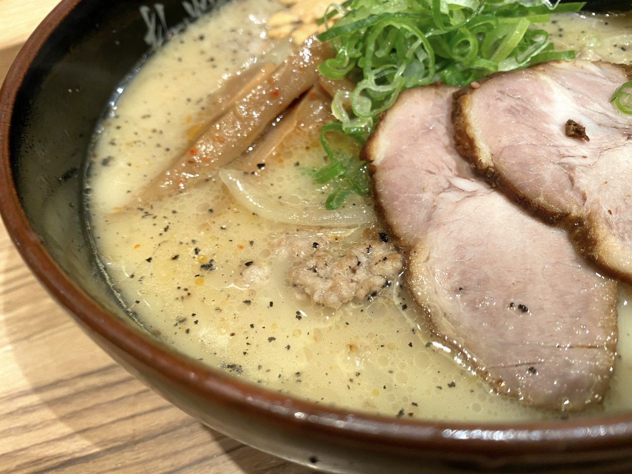 【北海道グルメ】他とは一味も二味も違う！不思議な味わいの塩ラーメンを楽しむ！【●●●(●●●)】