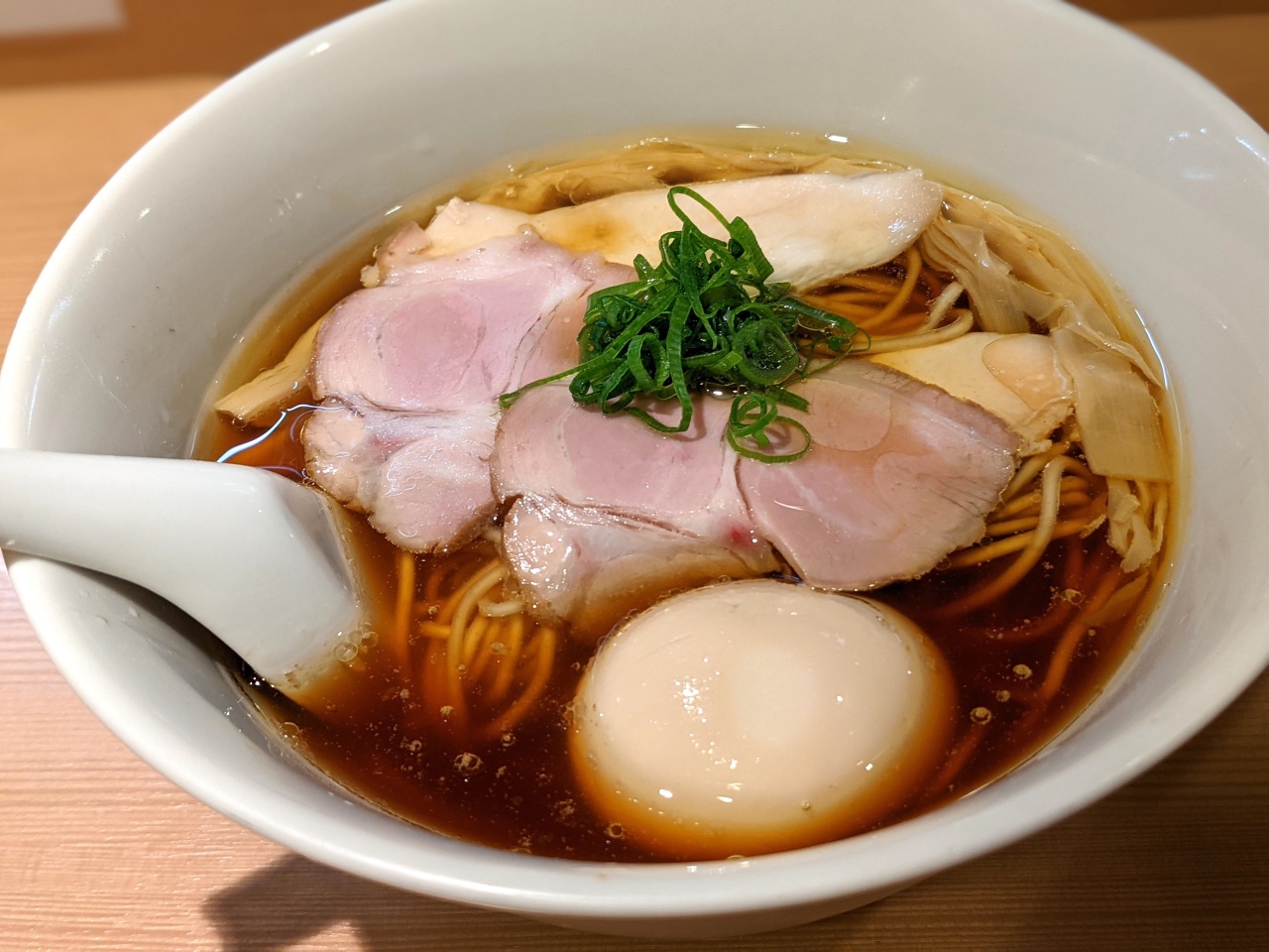 【新宿グルメ】小麦香る麺と、深い琥珀色のスープが印象的な新宿を代表するラーメン【●●● 新宿本店】