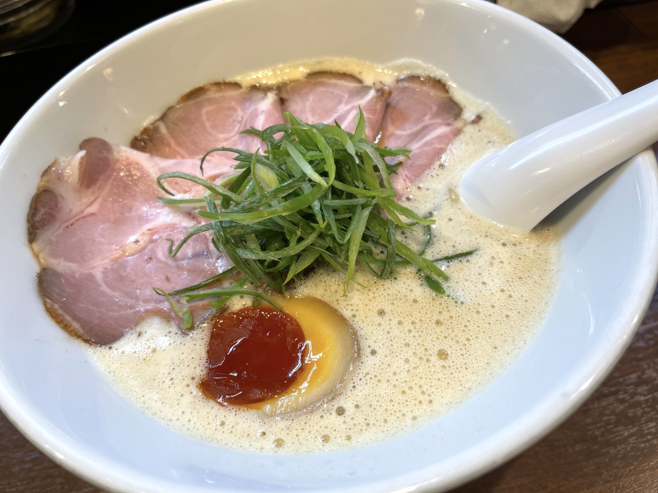 【大阪グルメ】フレンチ出身の店主が仕立てる！ミルキーな味わいが印象的なこだわりの出し蕎麦【●●●】
