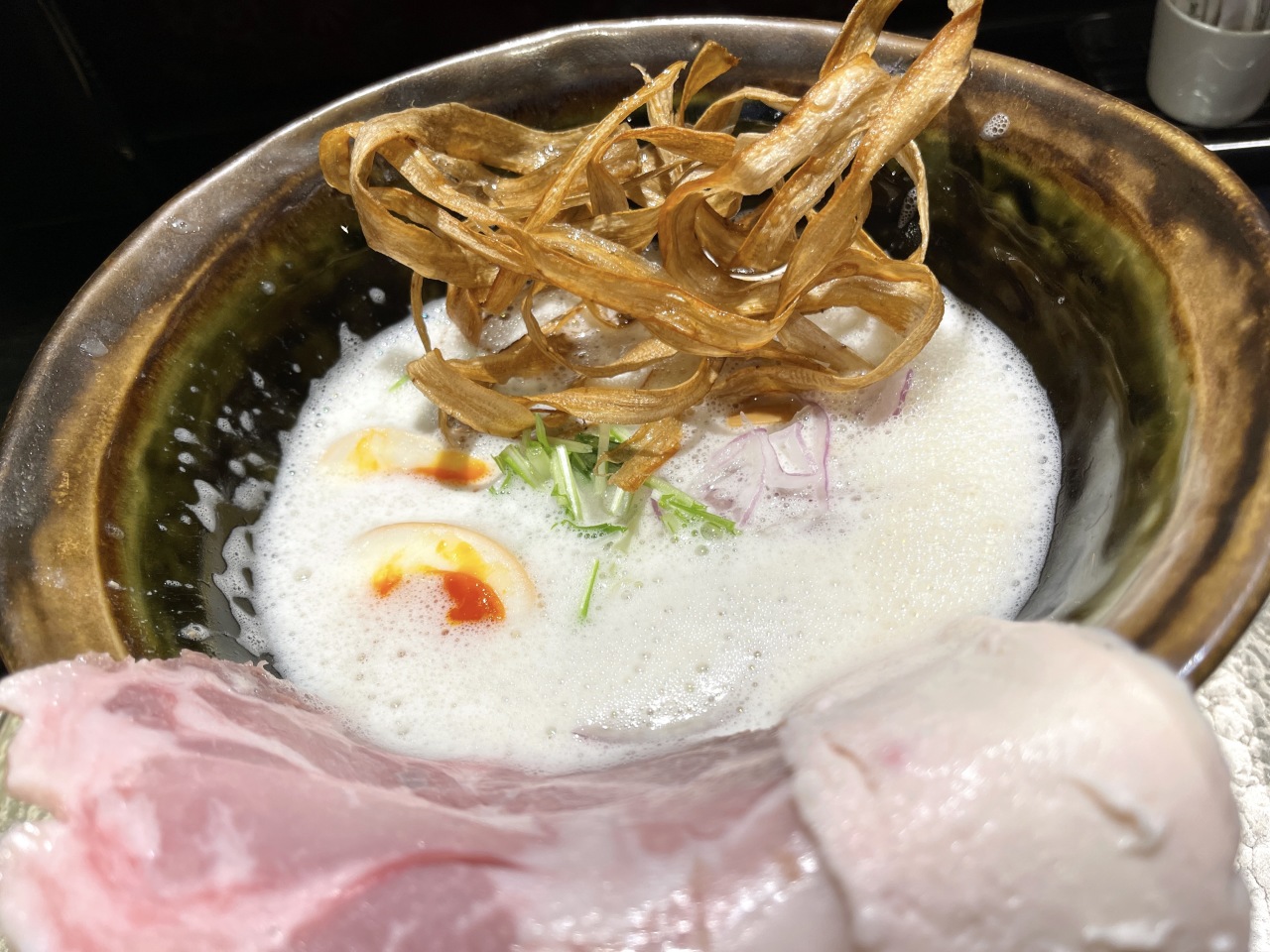 【大阪グルメ】ポタージュのような濃厚さに思わず舌鼓！大阪トップクラスの鶏そば！【●●●】