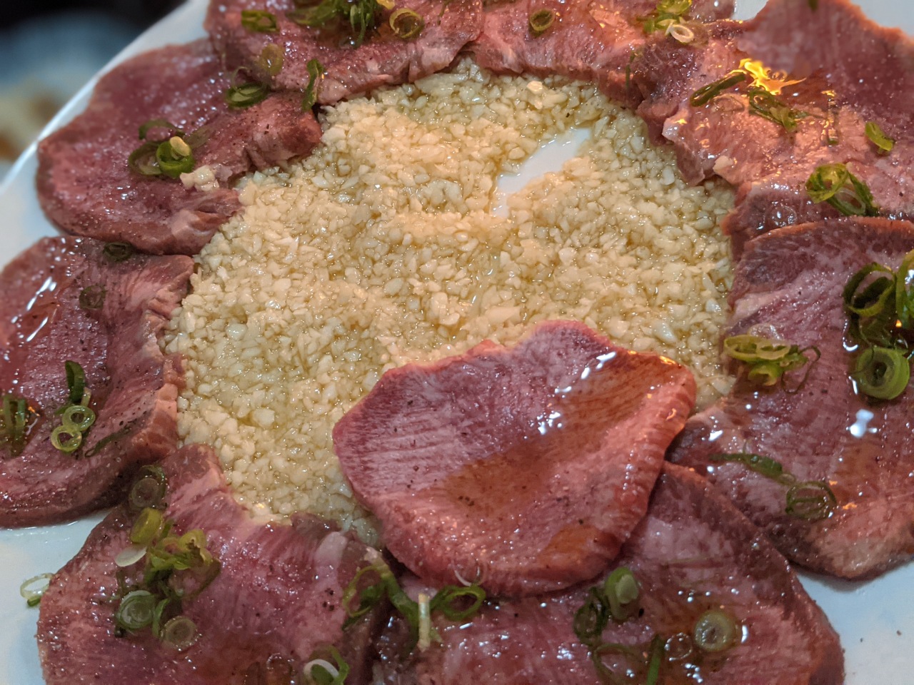 【大阪グルメ】一度食べたら病みつきになる！ニンニクたっぷりの炭火焼塩タン！【●●●】