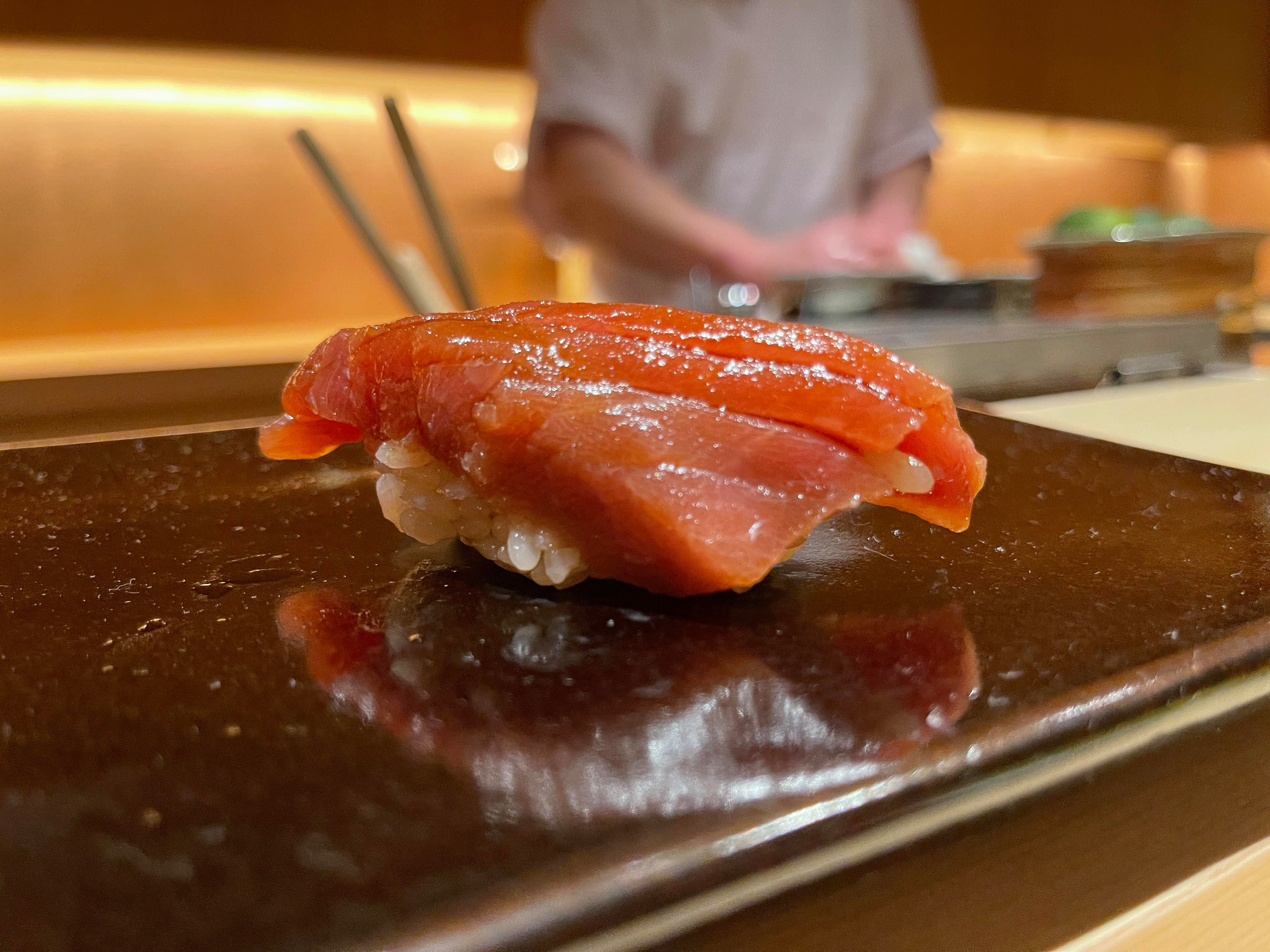 【大阪グルメ】見事にシャリを使い分け、こだわりの握りと豪快な一品料理を味わえる鮨店【●●●】