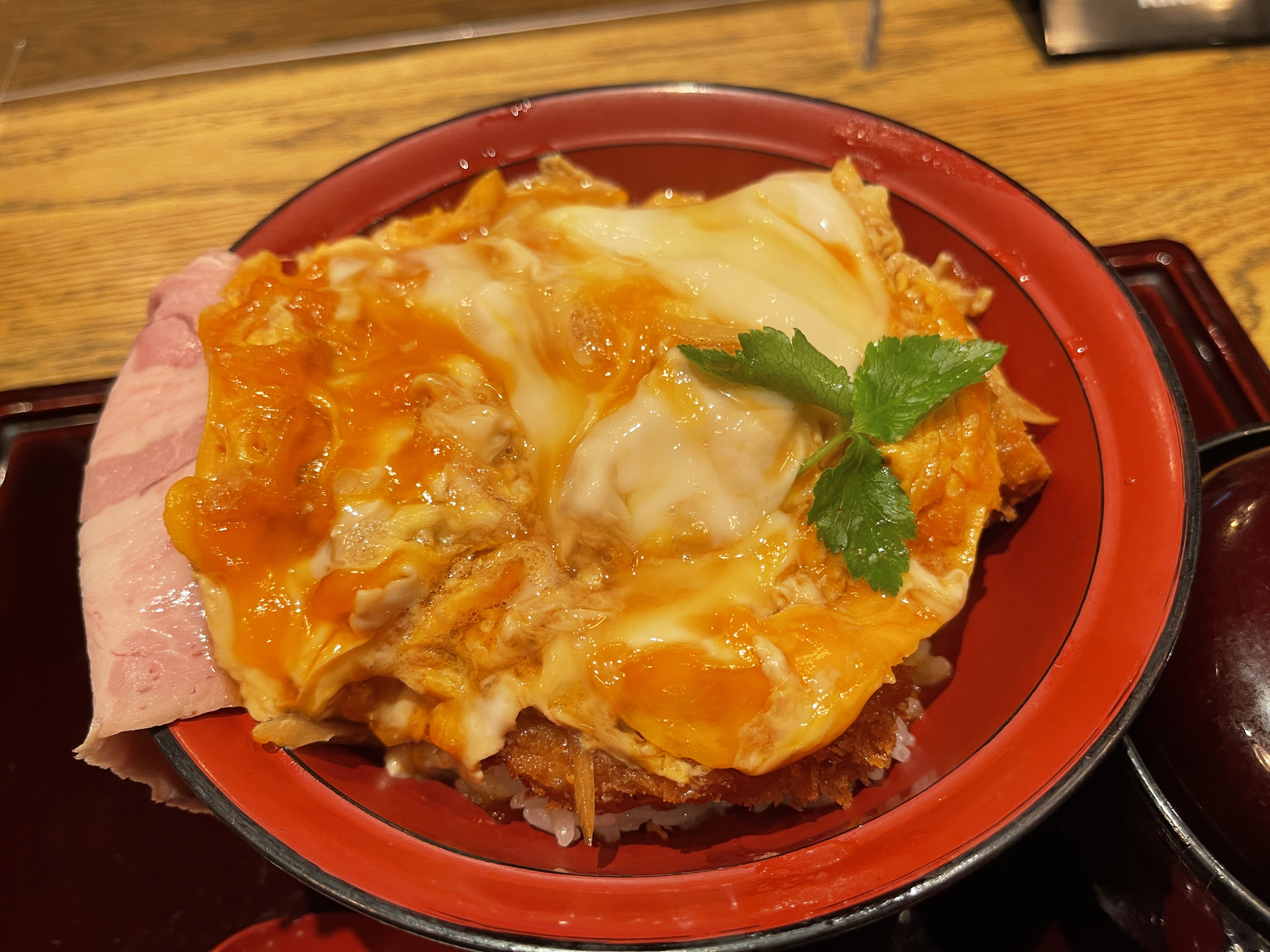 【大阪グルメ】バーボンで漬けて作ったプレミアムカツ丼「●●●」