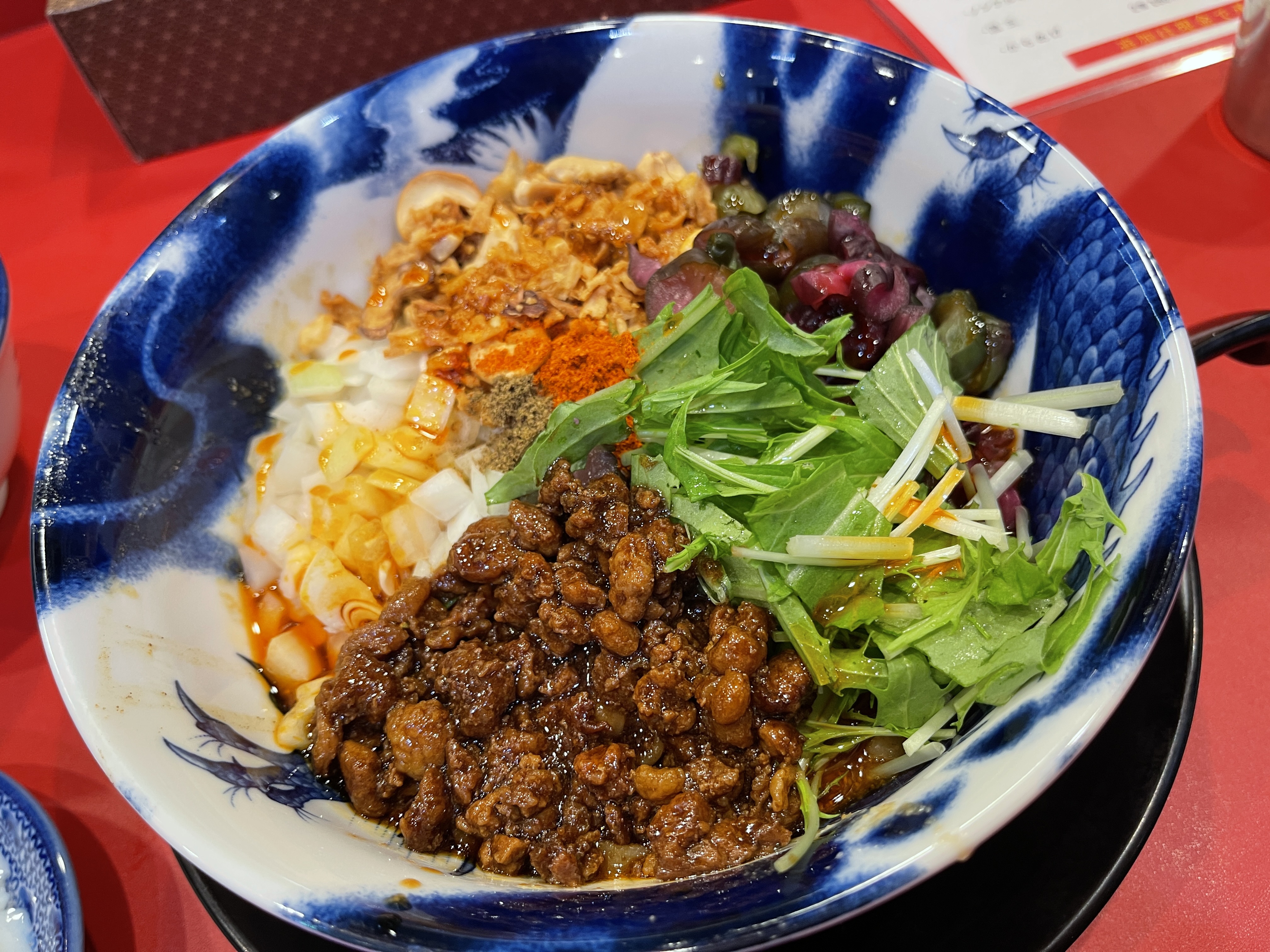 20種類以上のスパイスを使用した自家製ラー油と見た目の美しい汁なし坦々麺専門店「●●●」