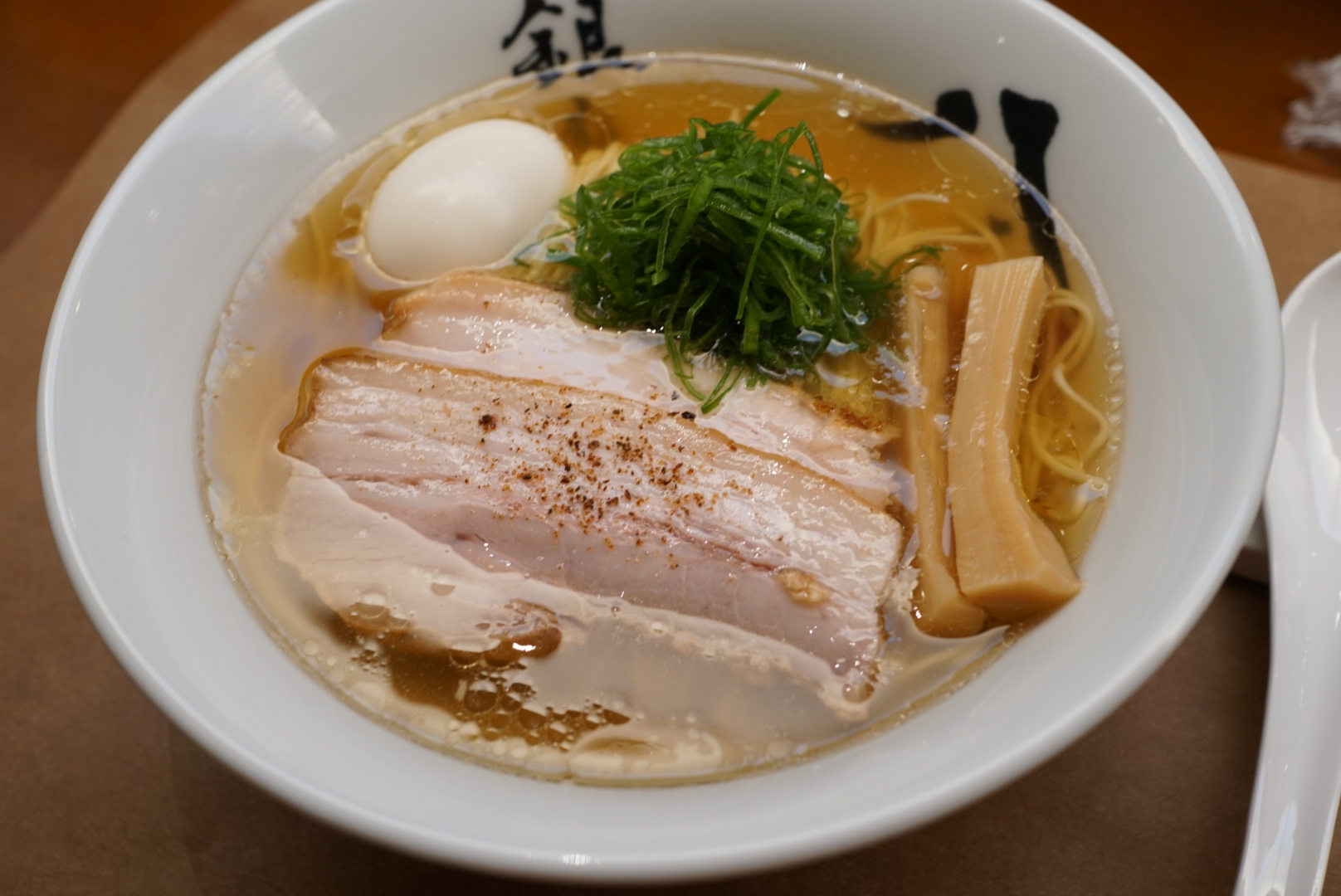 【銀座グルメ】銀座の一等地で行列ができる上品で繊細な中華そば「●●●」