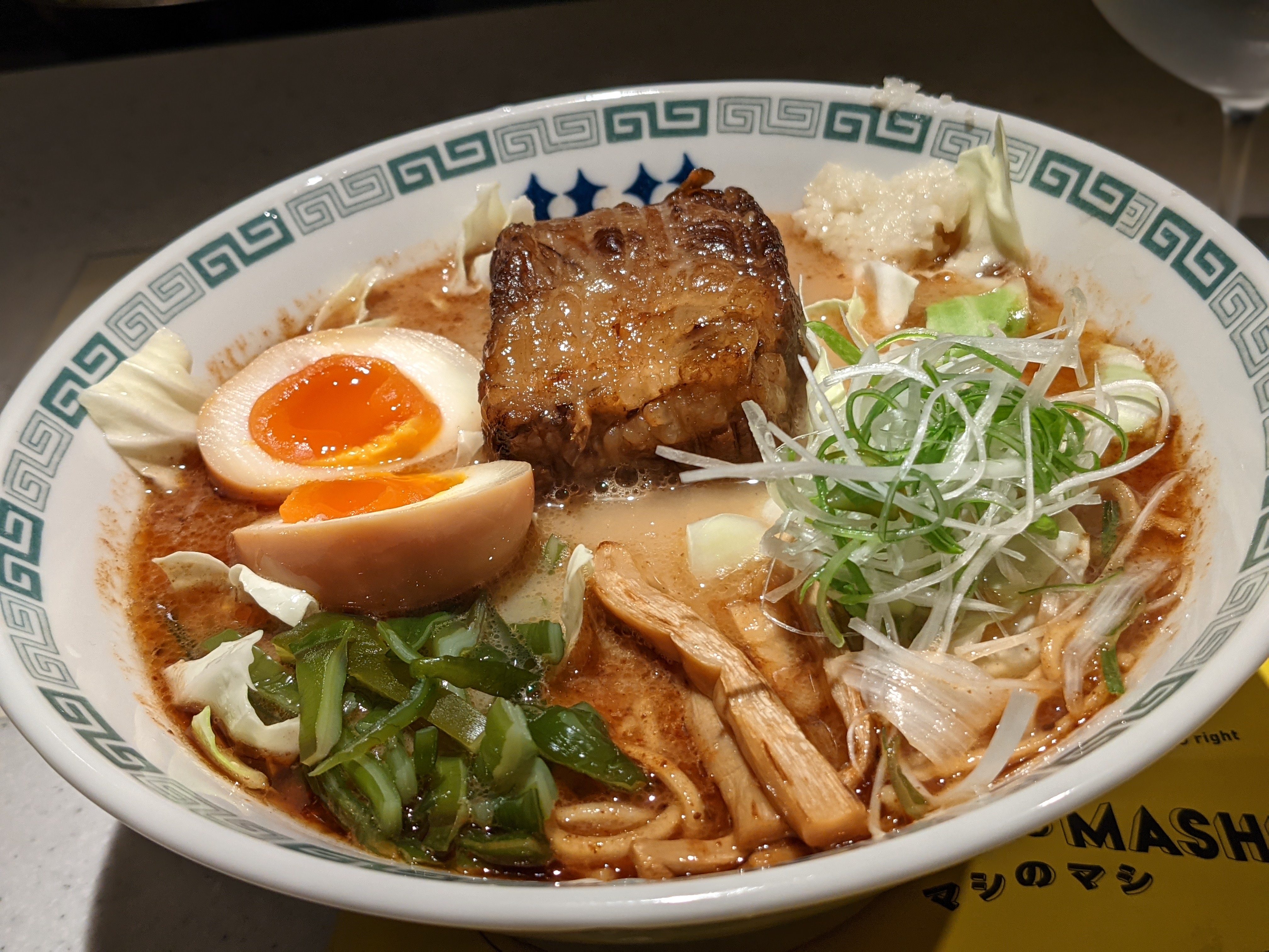 熊本が誇る老舗ラーメン『●●●』と『●●●』によるプレミアムコラボへ、行ってらっしゃい！！